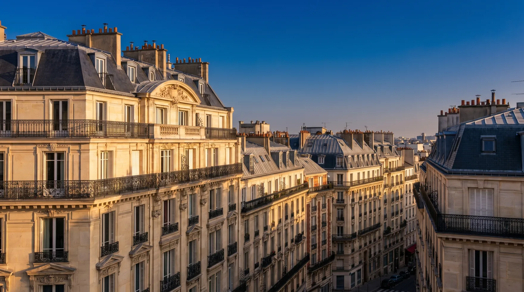Façades d'immeubles français haussmanniens à la lumière dorée